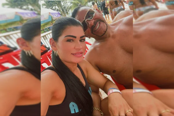 Casal posa para câmera em momento de descontração