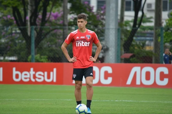 Vitor Bueno fica à disposição para São Paulo x Athletico-PR