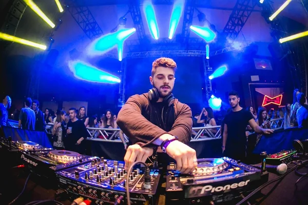 Alok cria polêmica ao lançar remix de hino do Mamonas Assassinas