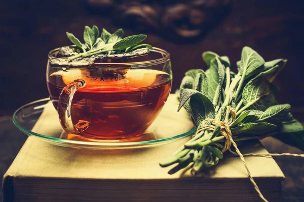 Xô, ressaca e inchaço: use o chá detox para se recuperar do Carnaval