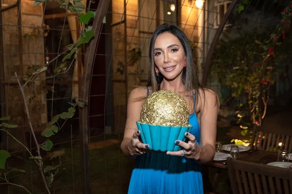 Mariana Lovis comemora aniversário em dose dupla