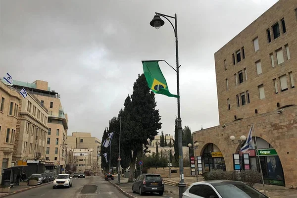 Imediações do hotel de Bolsonaro em Israel recebem bandeiras do Brasil