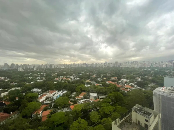 foto colorida de vista aérea de SP, com céu enconberto e nuvens escuras sobre a cidade - Metrópoles