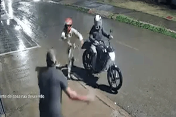 Homem sofre tentativa de assalto e é perseguido por criminoso armado