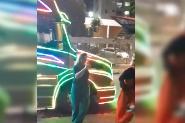 Soraya Vensan, apareceu no vídeo reclamando do som alto da carreta da alegria, mas logo se rendeu ao ritmo e viralizou nas redes sociais - Metrópoles