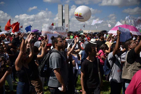 A Esplanada exige demais das multidões. Não era pra ser assim