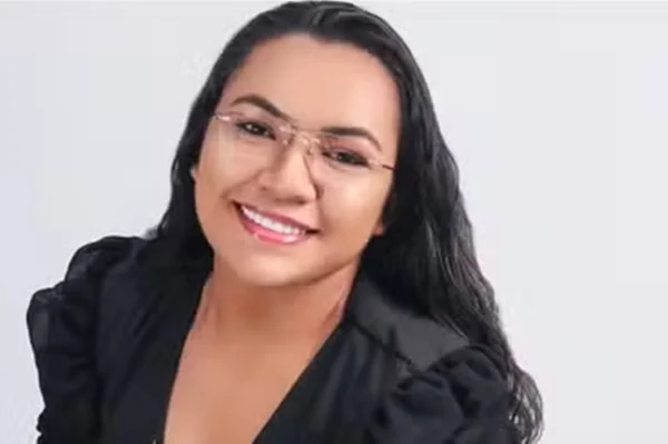Imagem colorida da cantora Rafaela Cavalcante sorrindo - Metrópoles