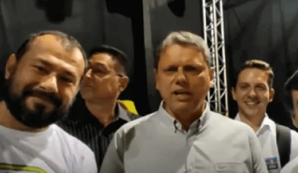 Tarcísio pediu voto para caminhoneiro preso por suspeita de financiar atos