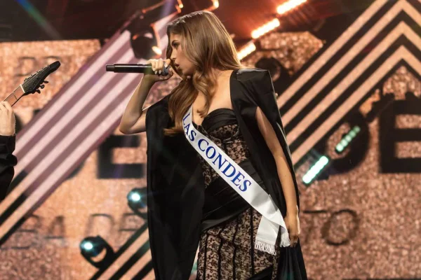 Imagem colorida de modelo cantando heavy metal