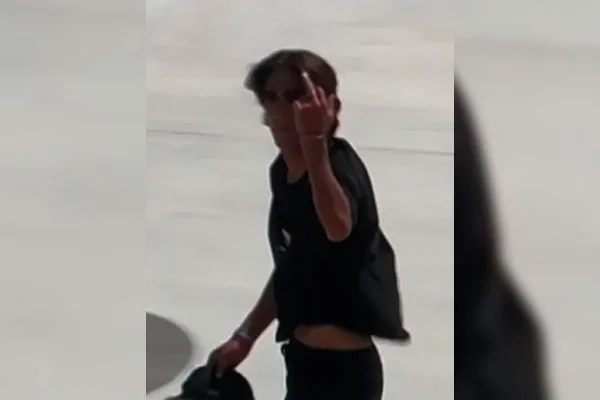 Revoltado com câmeras, skatista faz gesto obsceno nas Olimpíadas