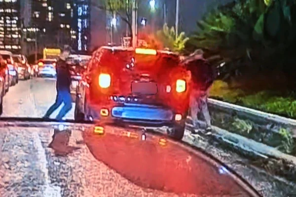 Imagem colorida mostra assalto a motorista na Marginal Pinheiros, em São Paulo. Metrópoles