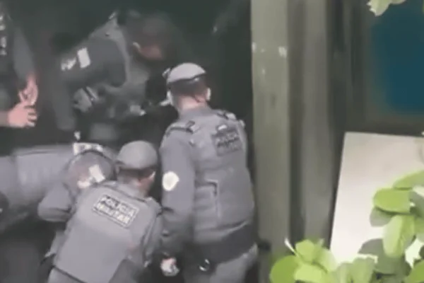 No Parque do Gato, policiais militares são vistos agredindo um homem.