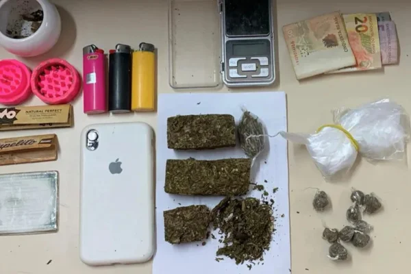 Foto de isqueiro celular maconha balança de precisão e dinheiro em espécie