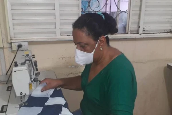 Projeto que recicla jeans garante renda a mulheres carentes do Sol Nascente