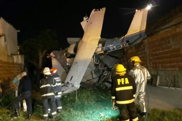 Avião com quatro brasileiros cai sobre casa em Buenos Aires