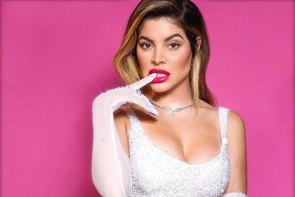 Após ser chamada de feia, GKay desabafa: “Vida perfeita não existe”