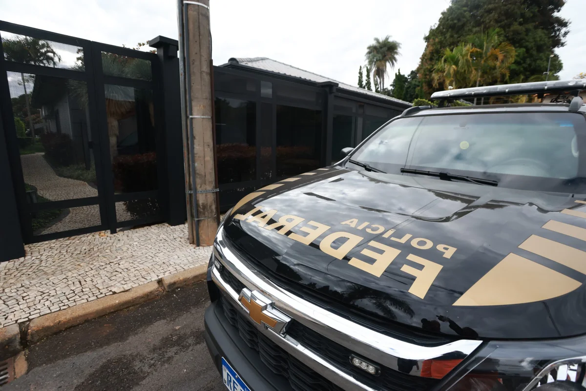 A ação faz parte de uma operação da PF que investiga suspeitas de crimes relacionados a organização criminosa, corrupção e lavagem de dinheiro. Agentes realizaram diligências no imóvel durante o cumprimento das medidas judiciais A ação faz parte de uma operação da PF que investiga suspeitas de crimes relacionados a organização criminosa, corrupção e lavagem de dinheiro. Agentes realizaram diligências no imóvel durante o cumprimento das medidas judiciais