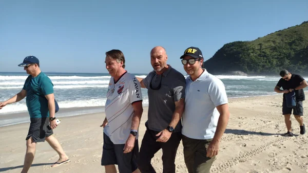 Ex-presidente Jair Bolsonaro curte feriado de Corpus Christi na praia de Maresias (SP)