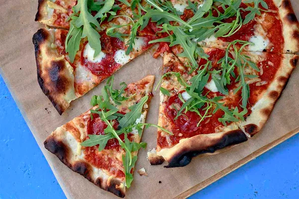 Hoje é o Dia Mundial da Pizza. E você pode escolher opções saudáveis!