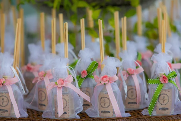 Convidadas ganharam um pequeno difusor de aromas de lembrancinha Convidadas ganharam um pequeno difusor de aromas de lembrancinha