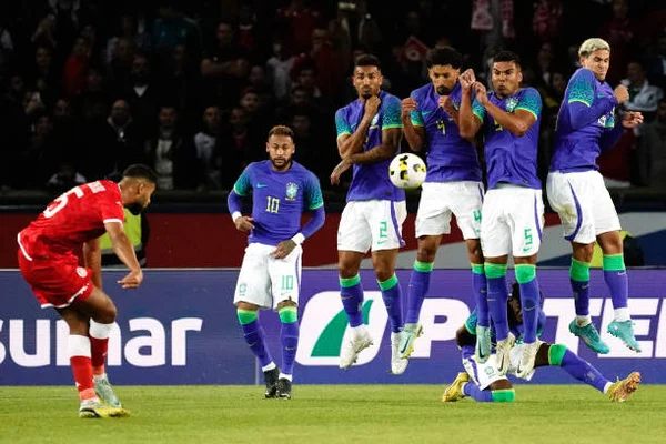 Na véspera da Copa, explode a venda de camisas “piratas” da Seleção