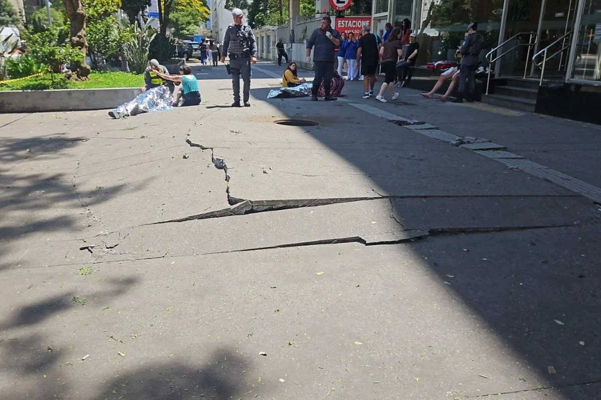 Explosão de bueiro na Avenida Paulista fere 2 mulheres e 1 homem