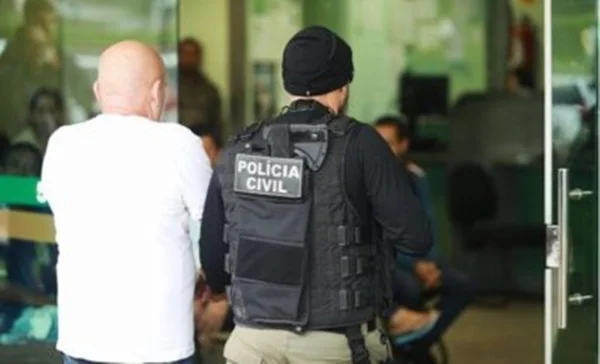 Dupla é presa ao tentar vender carro de locadora com documento falso