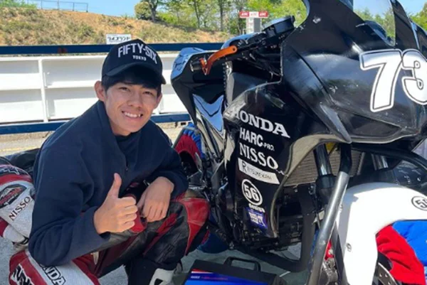 Imagem colorida do piloto ao lado de sua moto - metrópoles