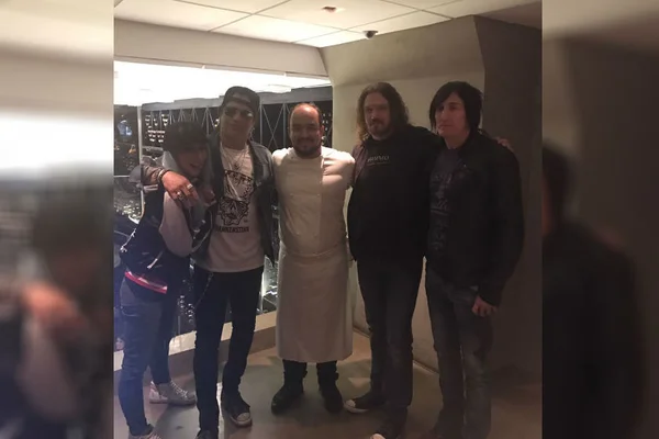 Guns N’ Roses curte noite de sábado em restaurante de Brasília