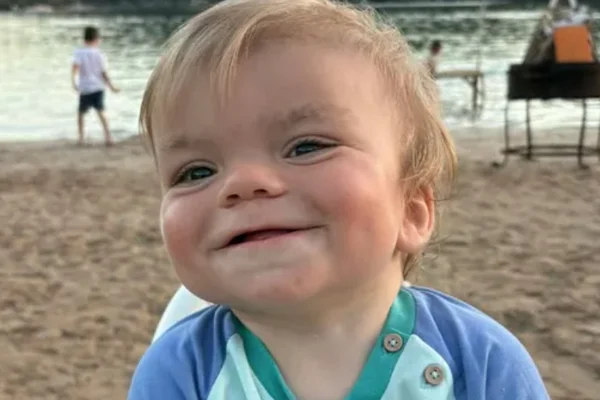 Foto colorida de bebe sorrindo para foto - Metrópoles.