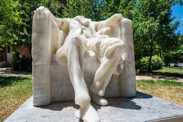 Estátua do presidente Abraham Lincoln sem cabeça - metrópoles