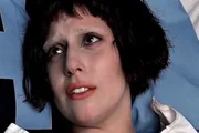 Cena de Lady Gaga no filme Nasce Uma Estrela vira foto de tia doente nas mãos de menino pedindo dinheiro no sinal Cena de Lady Gaga no filme Nasce Uma Estrela vira foto de tia doente nas mãos de menino pedindo dinheiro no sinal