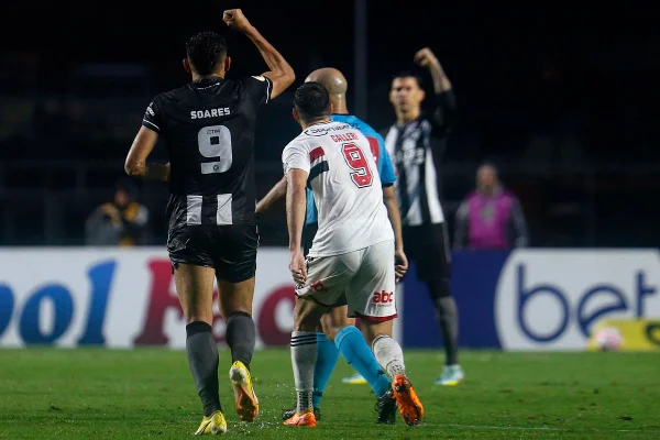 São Paulo leva gol no fim, perde do Botafogo e fica distante do G8