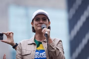 Michelle Bolsonaro se emociona e chora em ato na Avenida Paulista