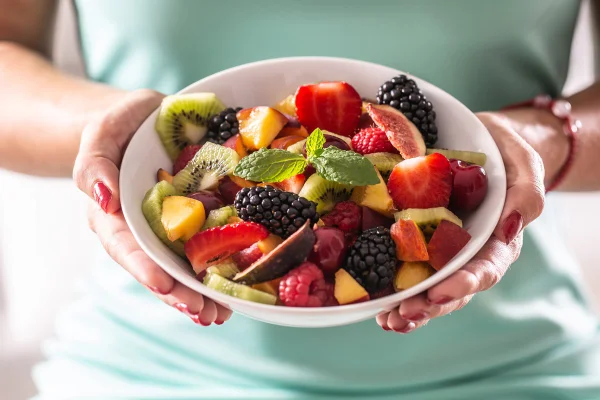 Foto colorida de tigela com frutas cortadas - Metrópoles
