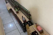 1.258 garrafas cheias de bebidas de diferentes marcas foram encontradas