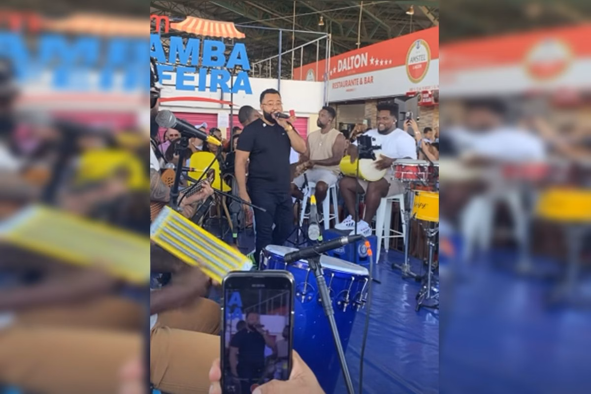 Imagem do Dudu Nobre cantando em show