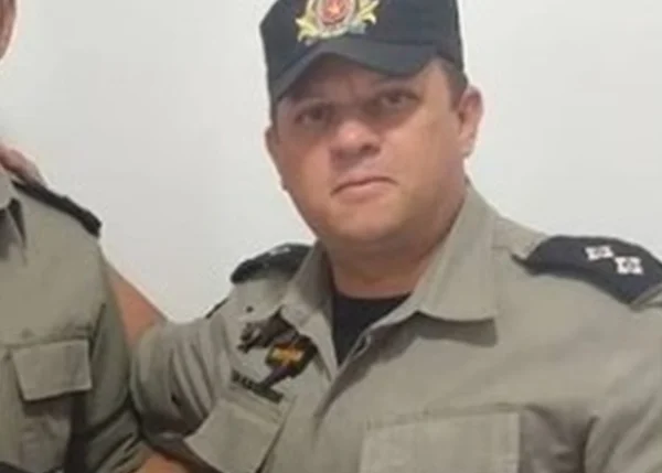 Veja quem é o tenente que prendeu professor com faixa contra Bolsonaro