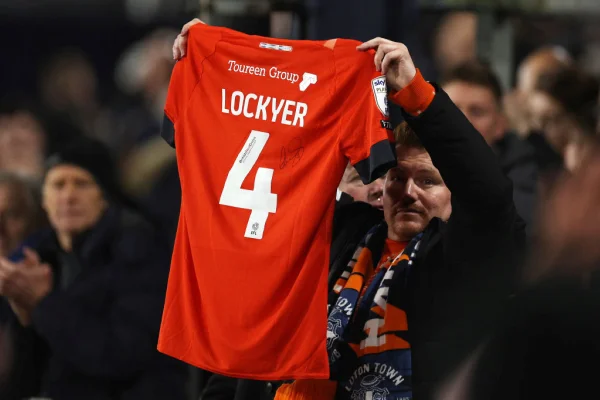 Imagem colorida de homenagem da torcida do Luton town ao capitão do time- Metrópoles
