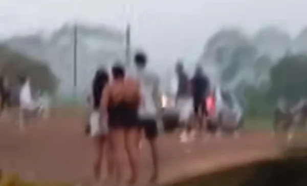 Imagem colorida de confusão de policiais com populares no Amapá
