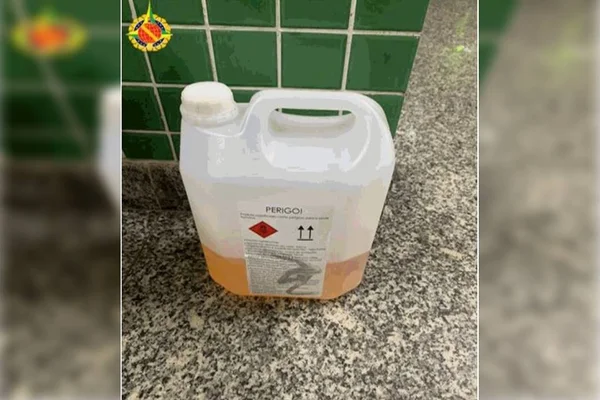 Galão de gasolina com o qual, supostamente, suspeito ameaçou incendiar casa da filha