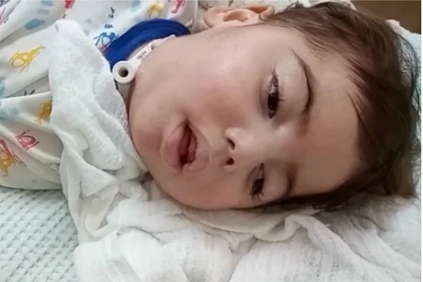 O pequeno Miguel tem paralisia cerebral e precisa de leito de Covid
