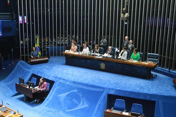 Em meio à pandemia, Senado anuncia sessão presencial e suspensão do recesso