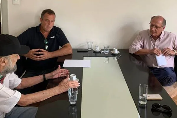 Incomodado com o PSB, Alckmin negocia ida para o PV