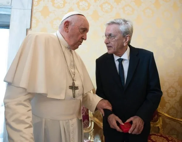 Papa Francisco e Caetano Veloso em setembro de 2023 - Metrópoles