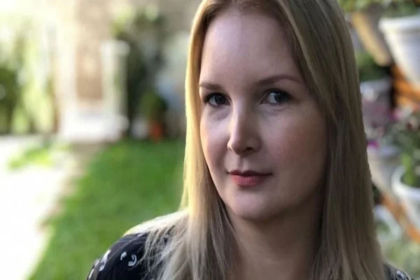 Elize Matsunaga viraliza após posar em foto com fã no interior de SP