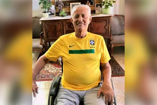 Em foto, Joaquim Roriz aparece sorridente e com camisa do Brasil