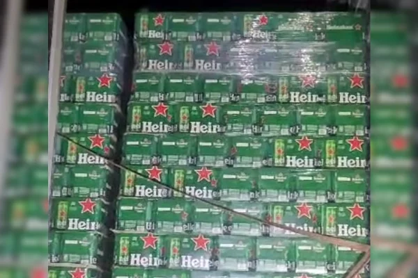 Imagem de um carregamento com várias caixas de cerveja; embalagem de cor verde