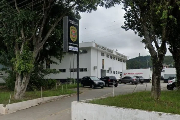 Imagem colorida de Delegacia de Embu das Artes, na Grande SP, que apura morte de menino atropelado por van - Metrópoles