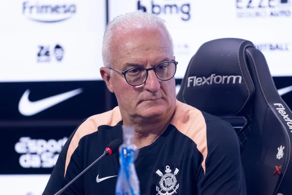 Dorival Júnior pede redução de jogadores estrangeiros no Brasileirão